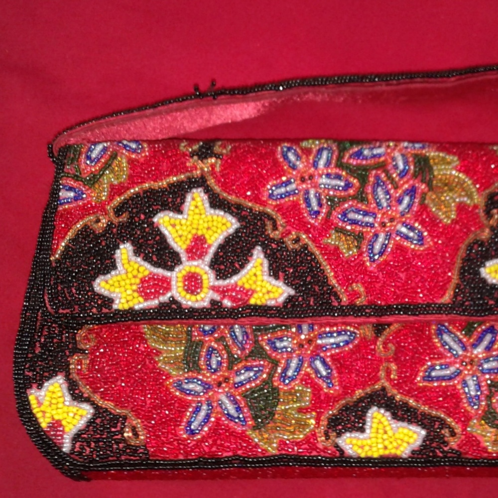 detailed beaded purse